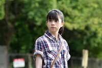 桜田ひより演じる依頼人の中学生・浦野美鈴。