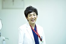 とろサーモン村田演じる医者の野田宏正。