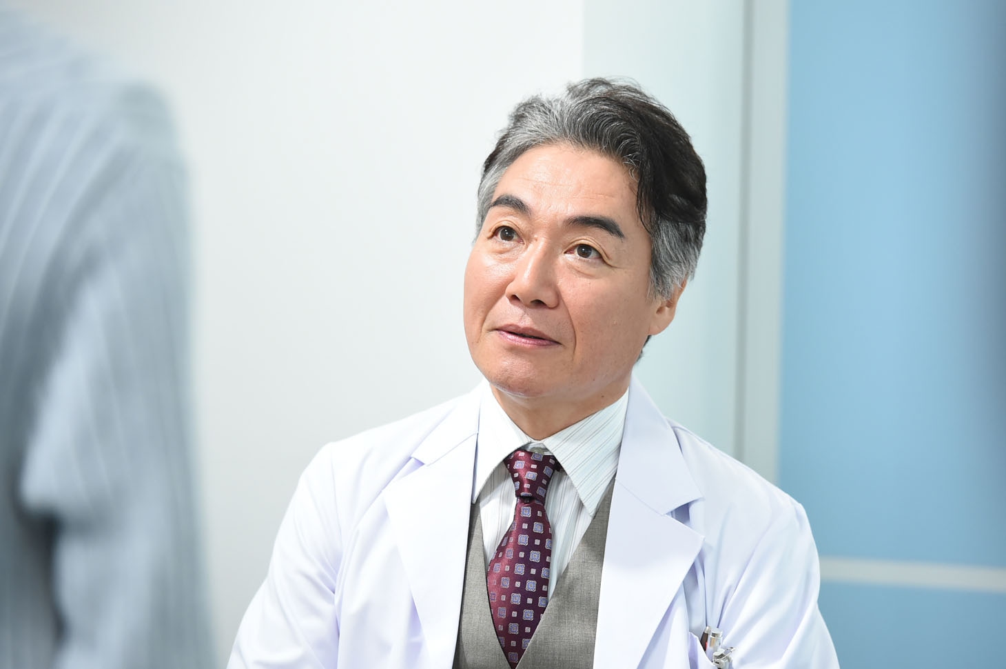 羽場裕一演じる加信セントラルクリニックの院長・加茂信介。