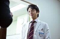 岡田浩暉演じる美鈴の義父で監察医の浦野玲哉。