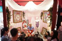 囲み取材に応じる野性爆弾くっきー。