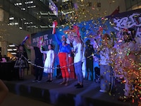 テープカットを行う野性爆弾くっきーら。