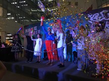 テープカットを行う野性爆弾くっきーら。