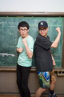 シソンヌ。「週刊ヤングジャンプ」No.40掲載（予定）のアザーカット。