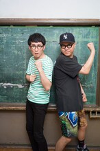 シソンヌ。「週刊ヤングジャンプ」No.40掲載（予定）のアザーカット。