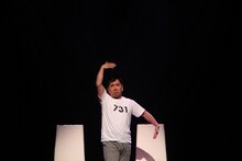 「数字男」で踊る爆笑問題・田中。