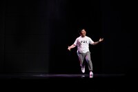 「数字男」で踊る爆笑問題・田中。