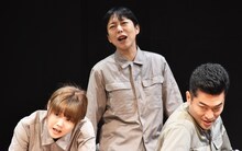 椿鬼奴と新垣里沙（左）、松之木天辺（右）。