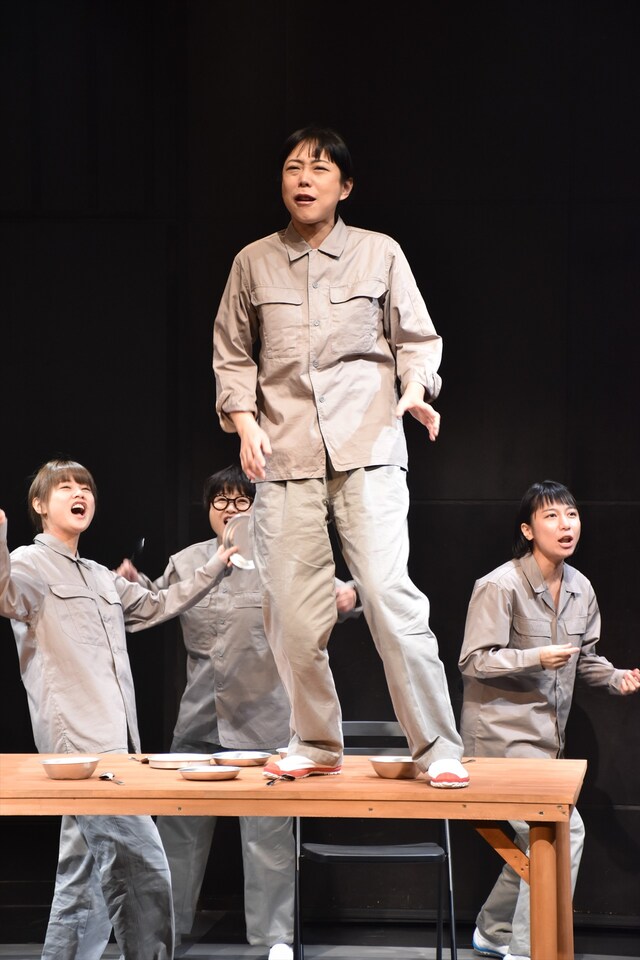 「ロックの女」の公開舞台稽古に登場した椿鬼奴（中央）ら。