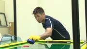 AIとエアホッケーで対決する長谷川穂積。(c)テレビ朝日