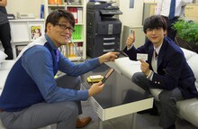 左から古坂大魔王、吉沢亮。