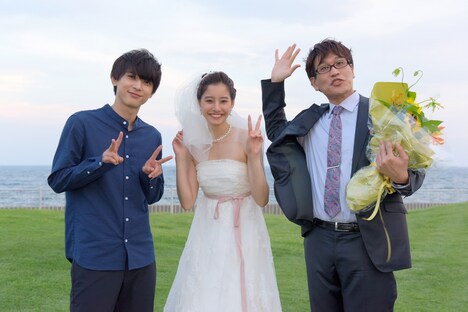 左から吉沢亮、新木優子、古坂大魔王。