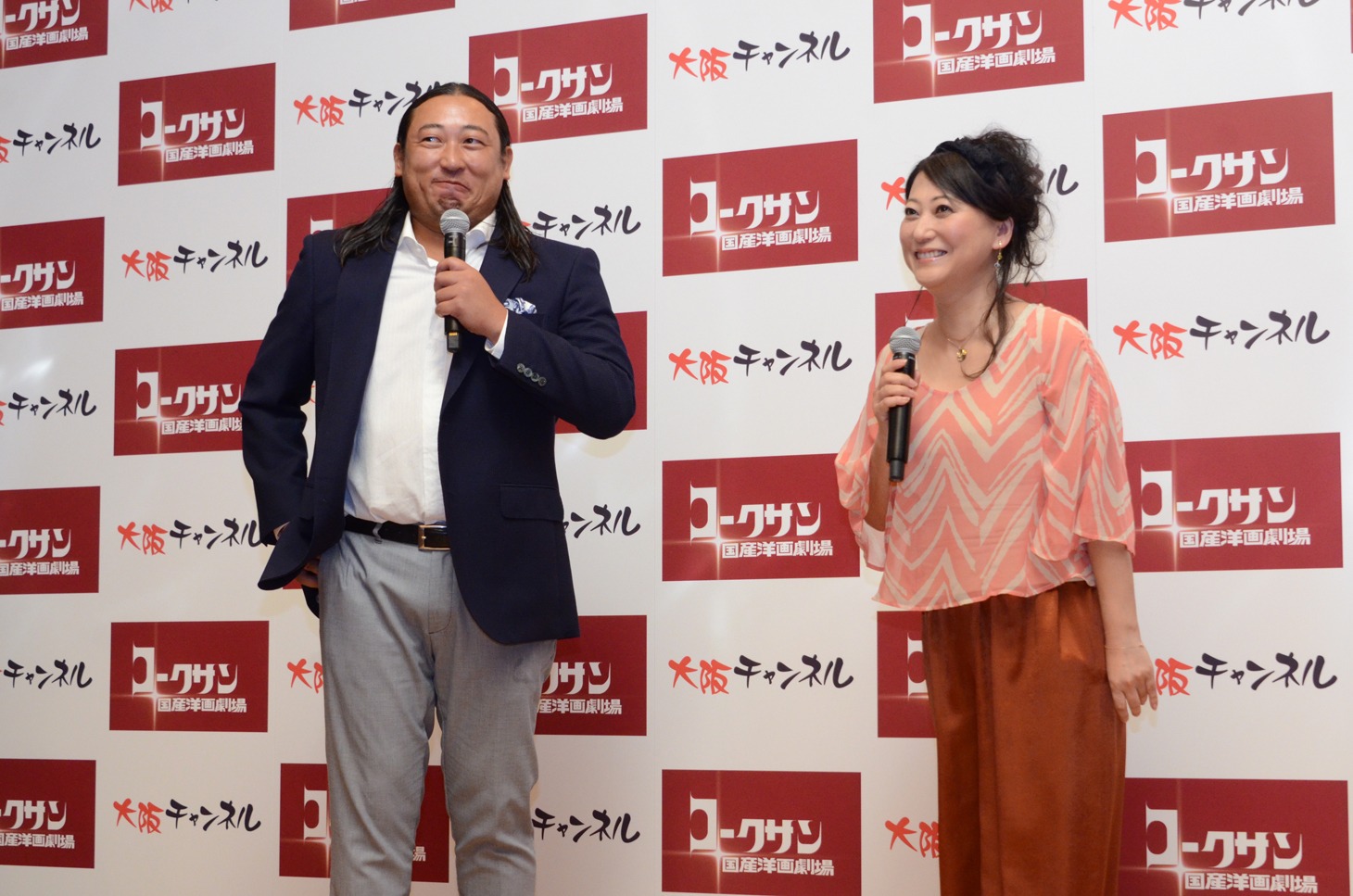 会見の様子。