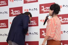 感極まるロバート秋山（左）。