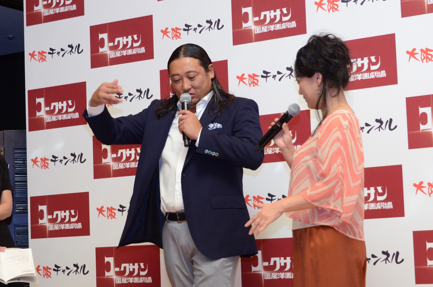 「六城」テーマソングの複雑な音の上下を表現するロバート秋山（左）と友近（右）。