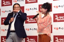 手を使って接吻の練習をしたと語るロバート秋山（左）と友近（右）。