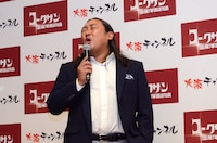 「六城」のラストで絶叫するシーンを再現するロバート秋山。