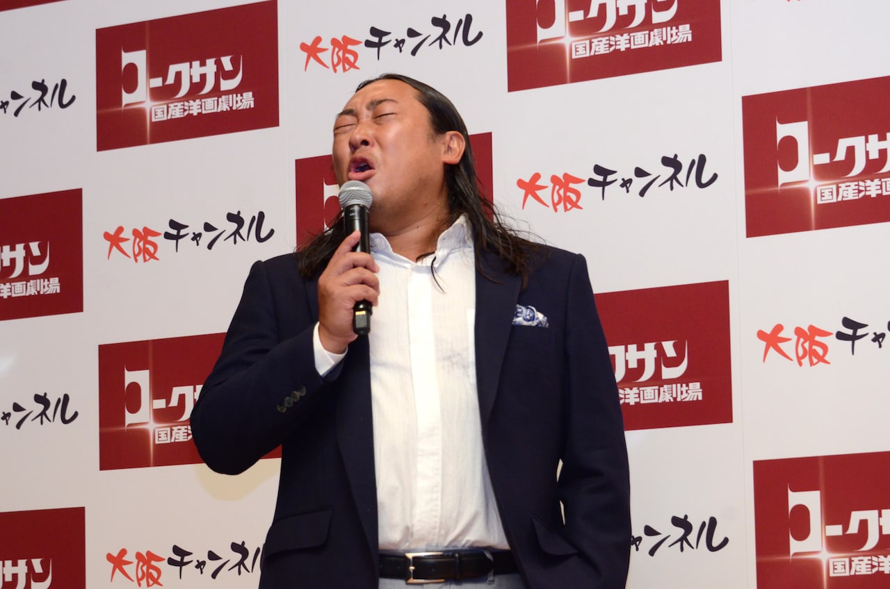 「国産洋画劇場」の会見に出席したロバート秋山。