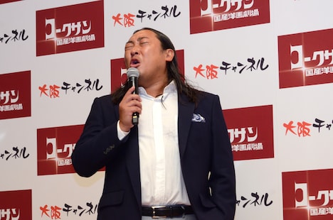 「六城」のラストで絶叫するシーンを再現するロバート秋山。