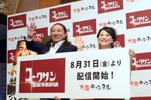 左からロバート秋山、友近。