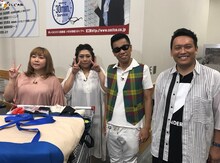 左から海原やすよ ともこ、COWCOW。