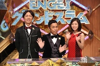 「ENGEIグランドスラムLIVE」MCのナインティナインと松岡茉優（右）。(c)フジテレビ