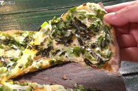 山奥の人気店で提供されるピザ。