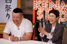 左からケンドーコバヤシ、久本雅美。(c)読売テレビ