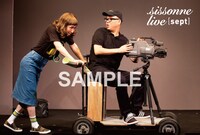 「sept」会場予約特典の「カメラマンとアシスタント」直筆コメント台詞＆サイン入りポストカード。