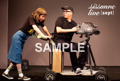 「sept」会場予約特典の「カメラマンとアシスタント」直筆コメント台詞&サイン入りポストカード。