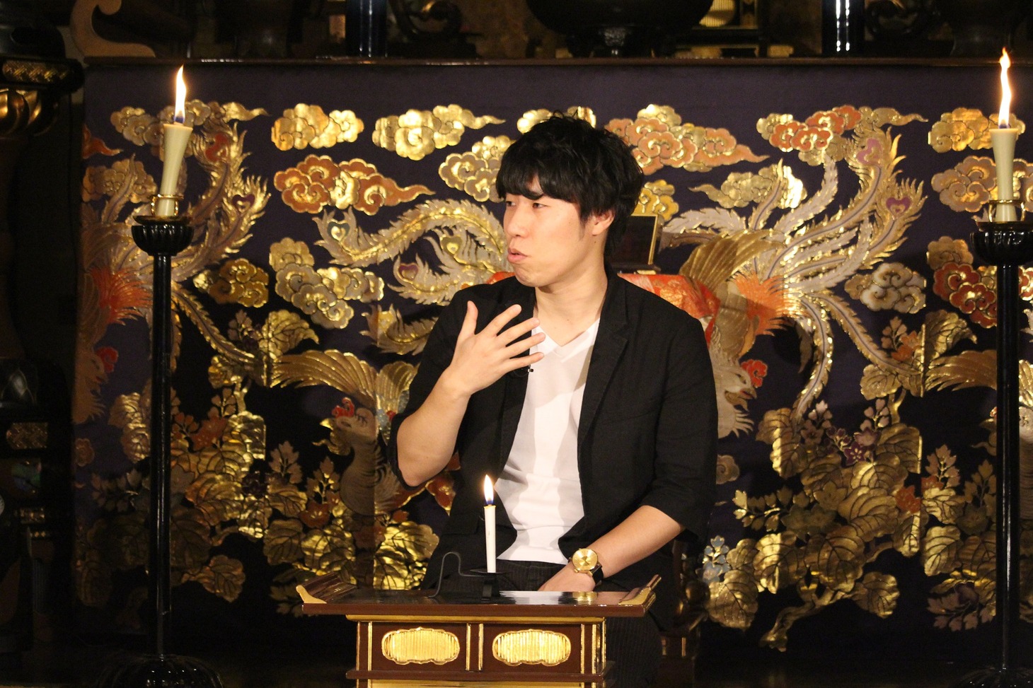 怪談を披露するアゲイン河村。