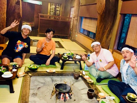 「秘境路線バスに乗って飲食店を見つける旅」に出演する（左から）つるの剛士、松田龍平、サンドウィッチマン。(c)テレビ朝日