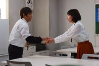 （左から）内場勝則、吉岡里帆。(c)関西テレビ