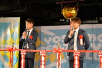 テープカットセレモニーの司会を務めたサカイスト。