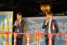 テープカットセレモニーの司会を務めたサカイスト。