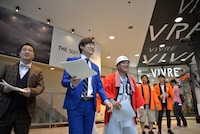 チラシ配りに参加した和牛。