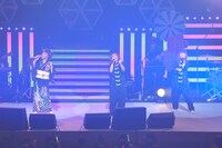 ゲストのPUFFYとジョインする水谷千重子（左）。