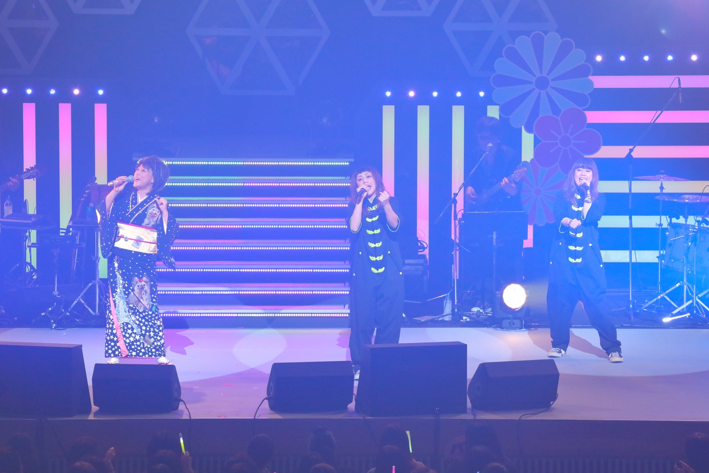 ゲストのPUFFYとジョインする水谷千重子（左）。