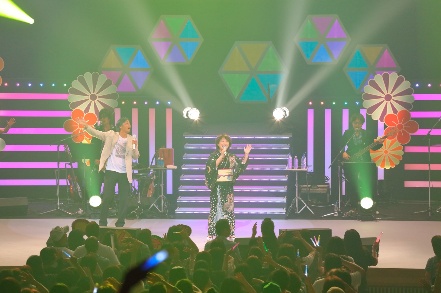 「水谷千重子キーポンシャイニング歌謡祭2018」名古屋公演の様子。