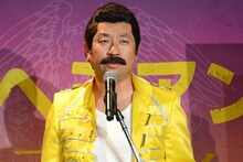 フレディ・マーキュリーに扮したレイザーラモンRG。