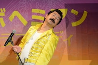 フレディ・マーキュリーに扮したレイザーラモンRG。