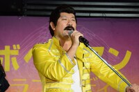 フレディ・マーキュリーに扮したレイザーラモンRG。