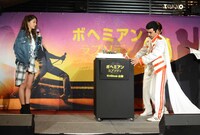 誕生日ケーキを運んできたフレイディ（右）。