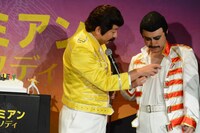 フレイディ（右）の胸毛を触りながら「胸毛、本物なんですね」と言うレイザーラモンRG（左）。