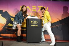 左から池田美優、レイザーラモンRG。