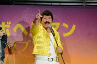 フレディ・マーキュリーに扮したレイザーラモンRG。