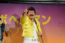 フレディ・マーキュリーに扮したレイザーラモンRG。