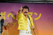 フレディ・マーキュリーに扮したレイザーラモンRG。