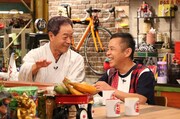 「おかべろ」に出演する月亭八方とナインティナイン岡村(右)。(c)関西テレビ