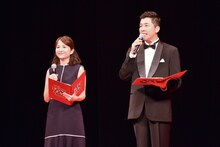 記者会見でMCを務める、あべこうじと日比麻音子（TBSアナウンサー）。